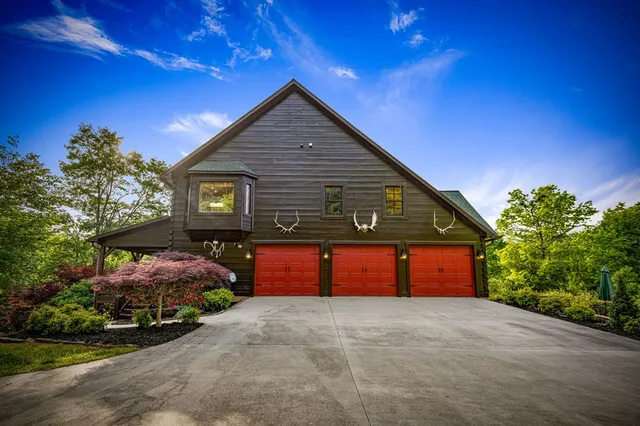 a living room filled with furniture and a book shelf