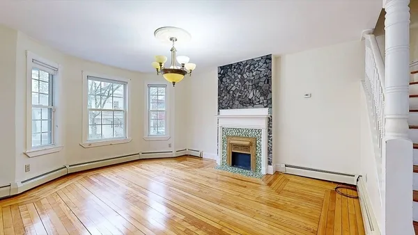 $405,000 | 8 Crown Street, Worcester, MA 01609