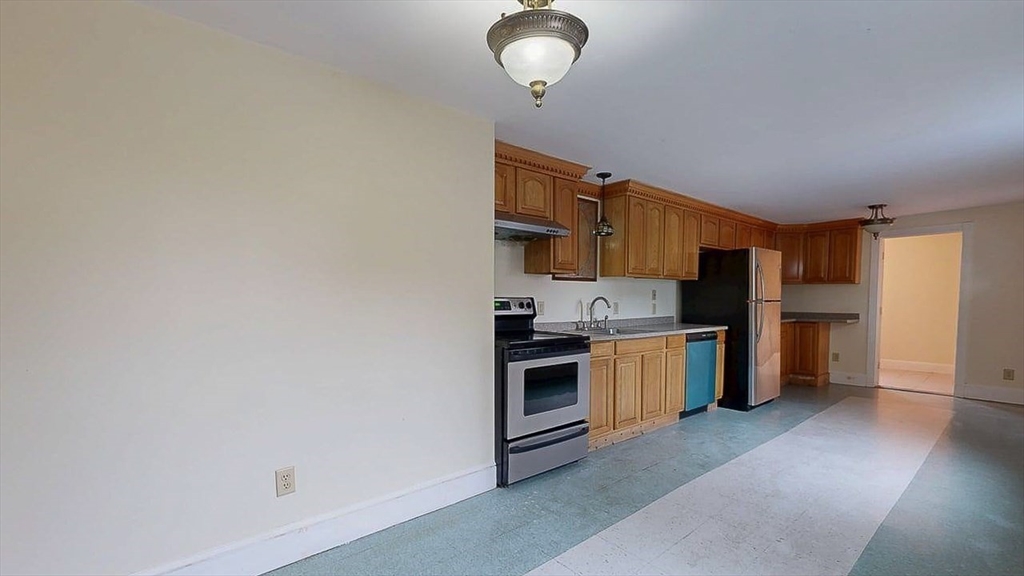 8 Crown Street Worcester, MA 01609 - Photo 4 of 26