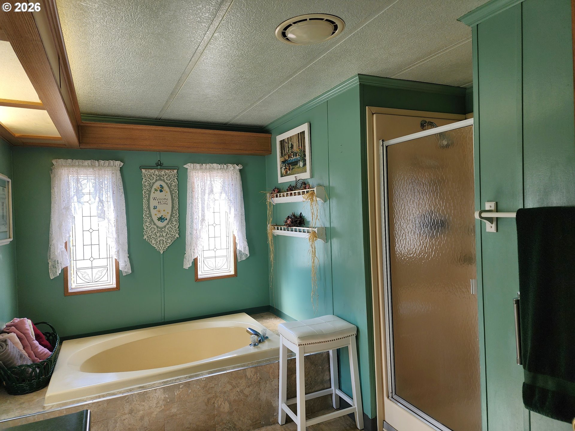 5422 Portland Road Northeast Salem, OR 97305 - Photo 12 of 14 a bathroom with a tub and a shower