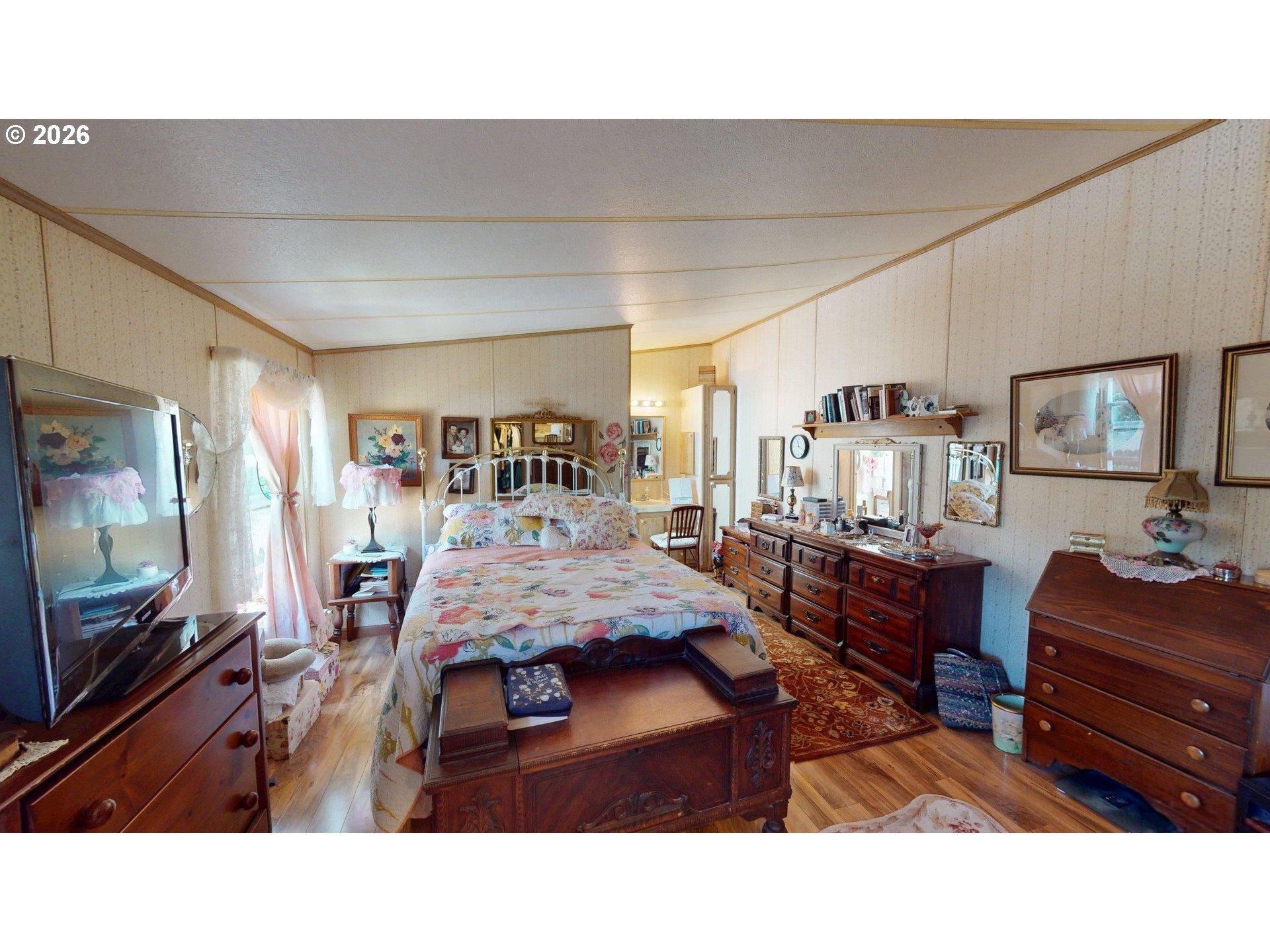 95010 Greggs Creek Road Gold Beach, OR 97444 - Photo 23 of 34 Owner's Suite Bedroom