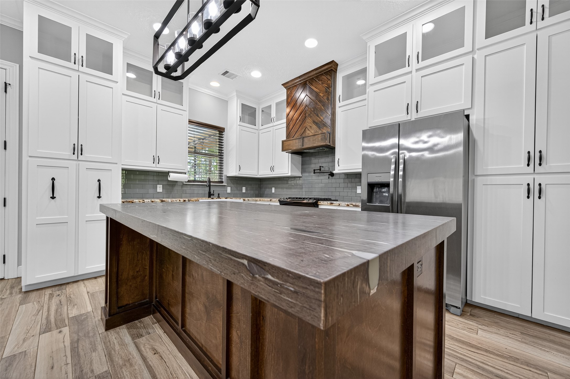 12322 High Fire Road Montgomery, TX 77356 - Photo 11 of 45 Beautiful granite counter tops throughout the kitchen and large island
