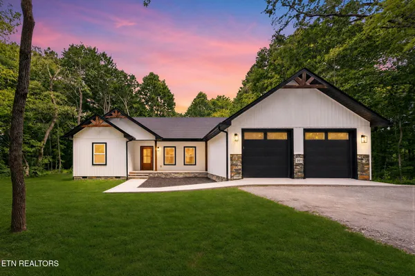 $439,900 | 301 Hilltop Drive, Livingston, TN 38570
