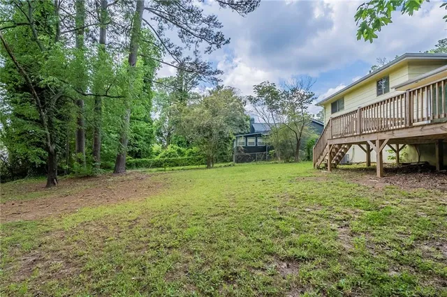 a view of a house with backyard