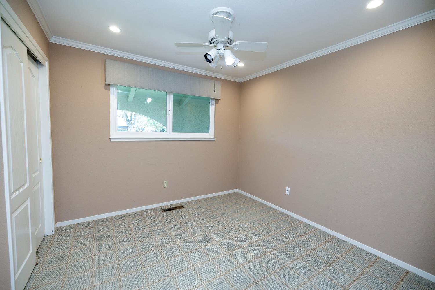 1001 Winsted Lane Modesto, CA 95355 - Photo 25 of 45 en empty room with windows and ceiling fan