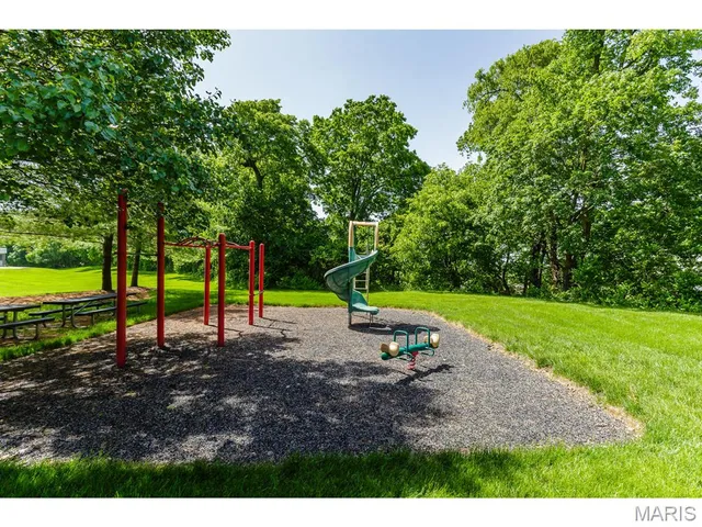 $179,900 | 450 Benton Drive, Unit D, St. Peters, MO 63376