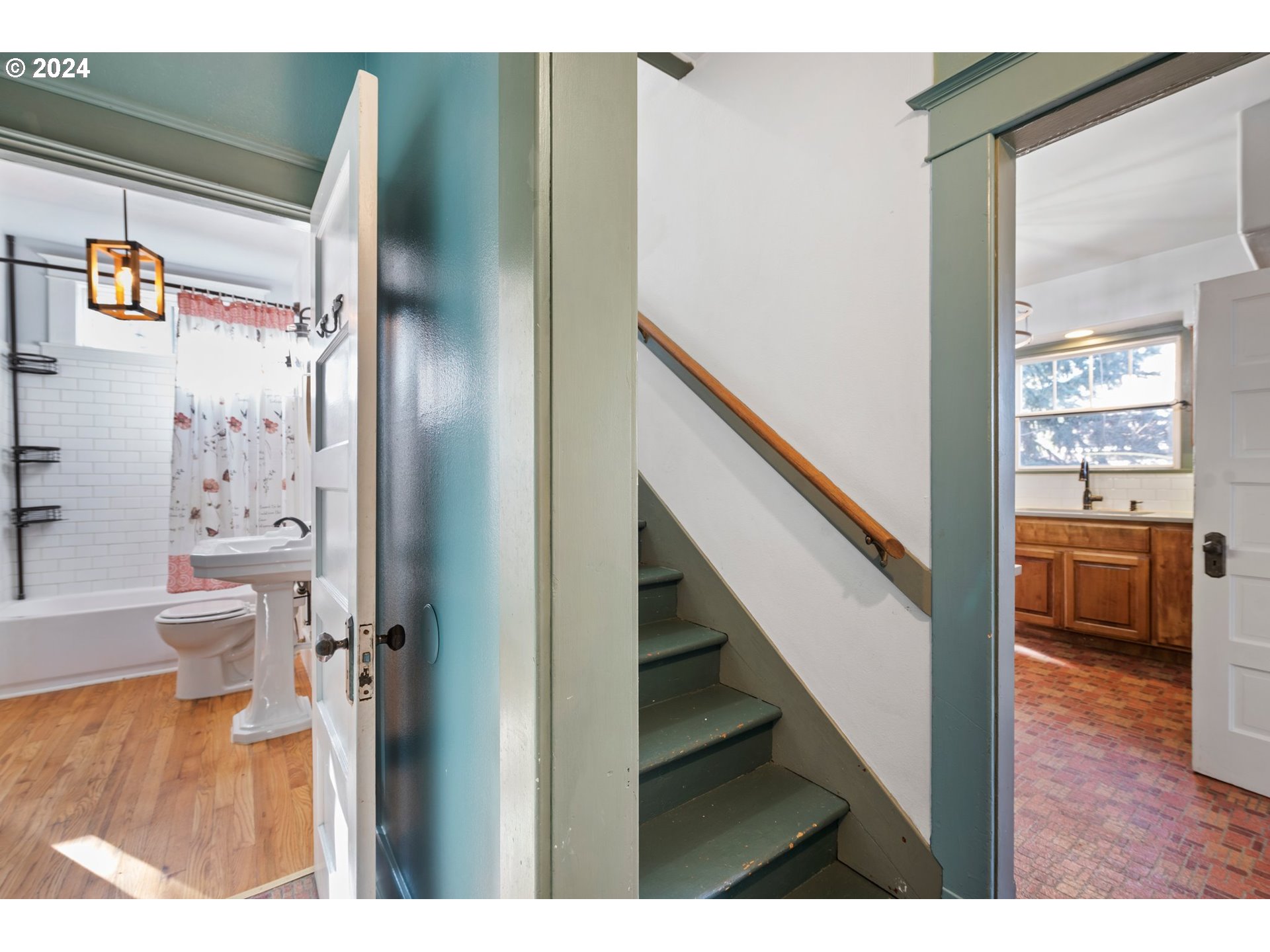 1706 Oak Street La Grande, OR 97850 - Photo 16 of 44 Staircase