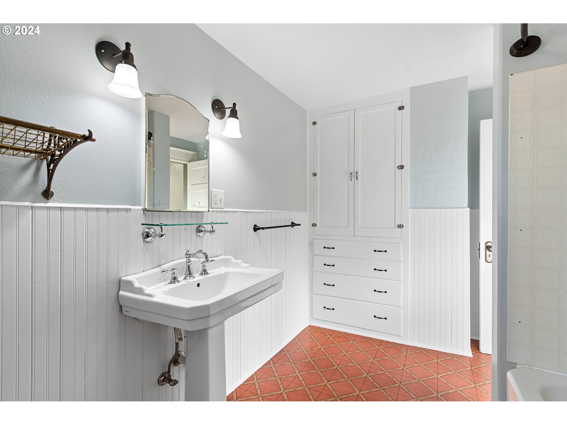 1706 Oak Street La Grande, OR 97850 - Photo 21 of 44 Bathroom