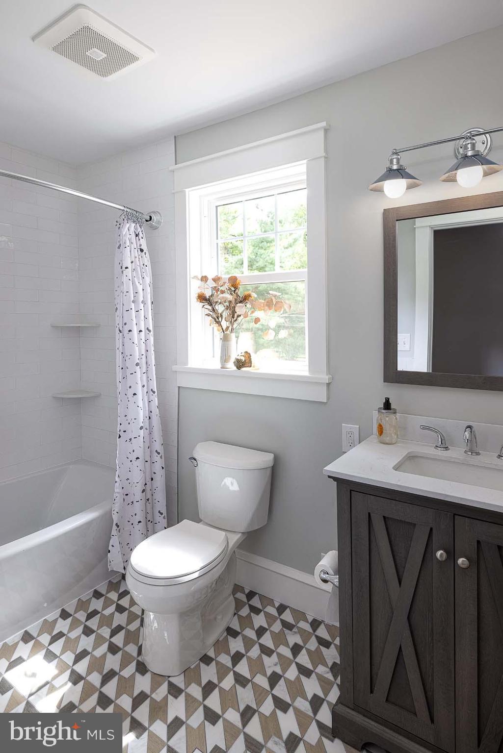 345 Park Avenue Swarthmore, PA 19081 - Photo 36 of 39 Hall bath with porcelain tile and tub