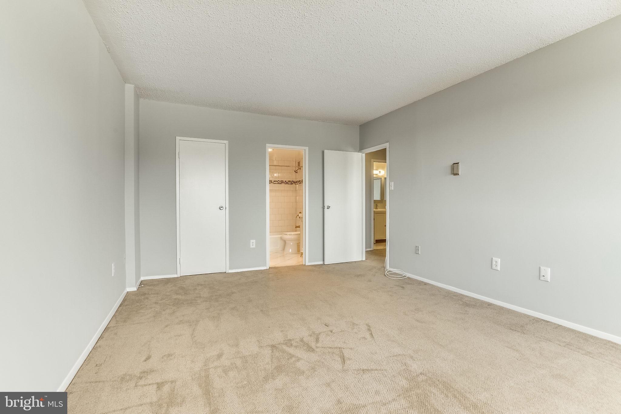 4141 North Henderson Road, Unit 1019 Arlington, VA 22203 - Photo 11 of 27 Spacious room with serene neutral tones.