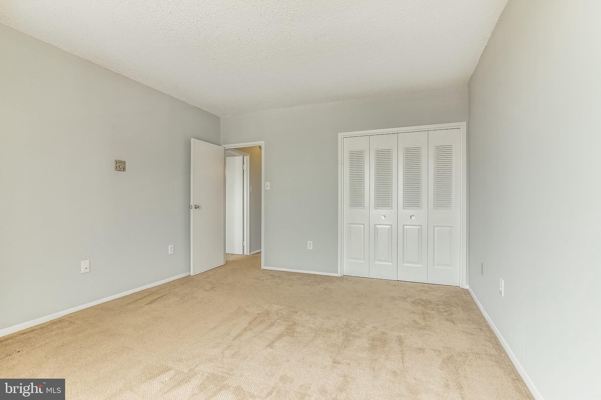 4141 North Henderson Road, Unit 1019 Arlington, VA 22203 - Photo 15 of 27 Spacious room with neutral tones and light.