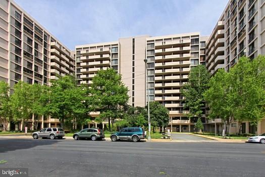 4141 North Henderson Road, Unit 1019 Arlington, VA 22203 - Photo 22 of 27 Modern residential complex with lush greenery.
