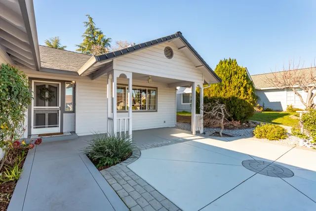 $399,900 | 484 Dominica Court, Redding, CA 96003