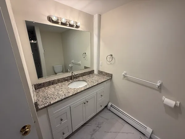 $2,175 | 79 Hawley Street, Unit B, Northampton, MA 01060