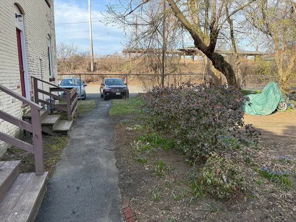 $2,175 | 79 Hawley Street, Unit B, Northampton, MA 01060