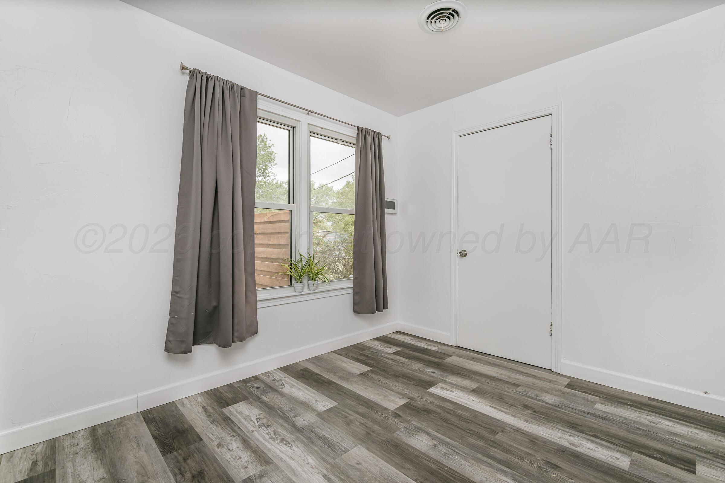 4114 South Travis Street Amarillo, TX 79110 - Photo 8 of 18 4114 S Travis St 09