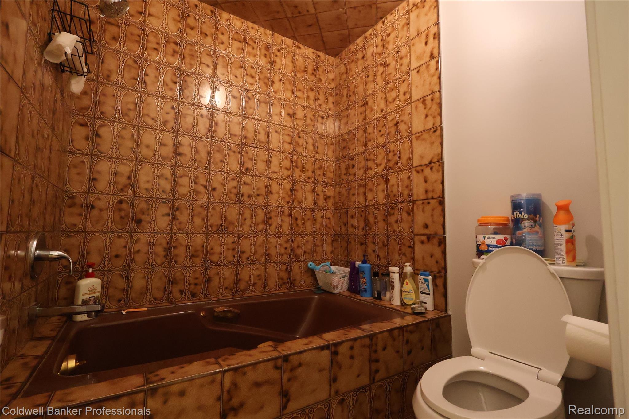 22305 King Road Trenton, MI 48183 - Photo 13 of 26 Upstairs Bathroom (tub room)