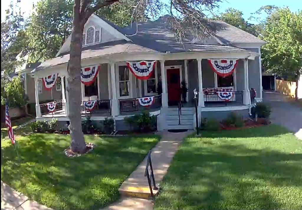 Great historic home showing it's colors