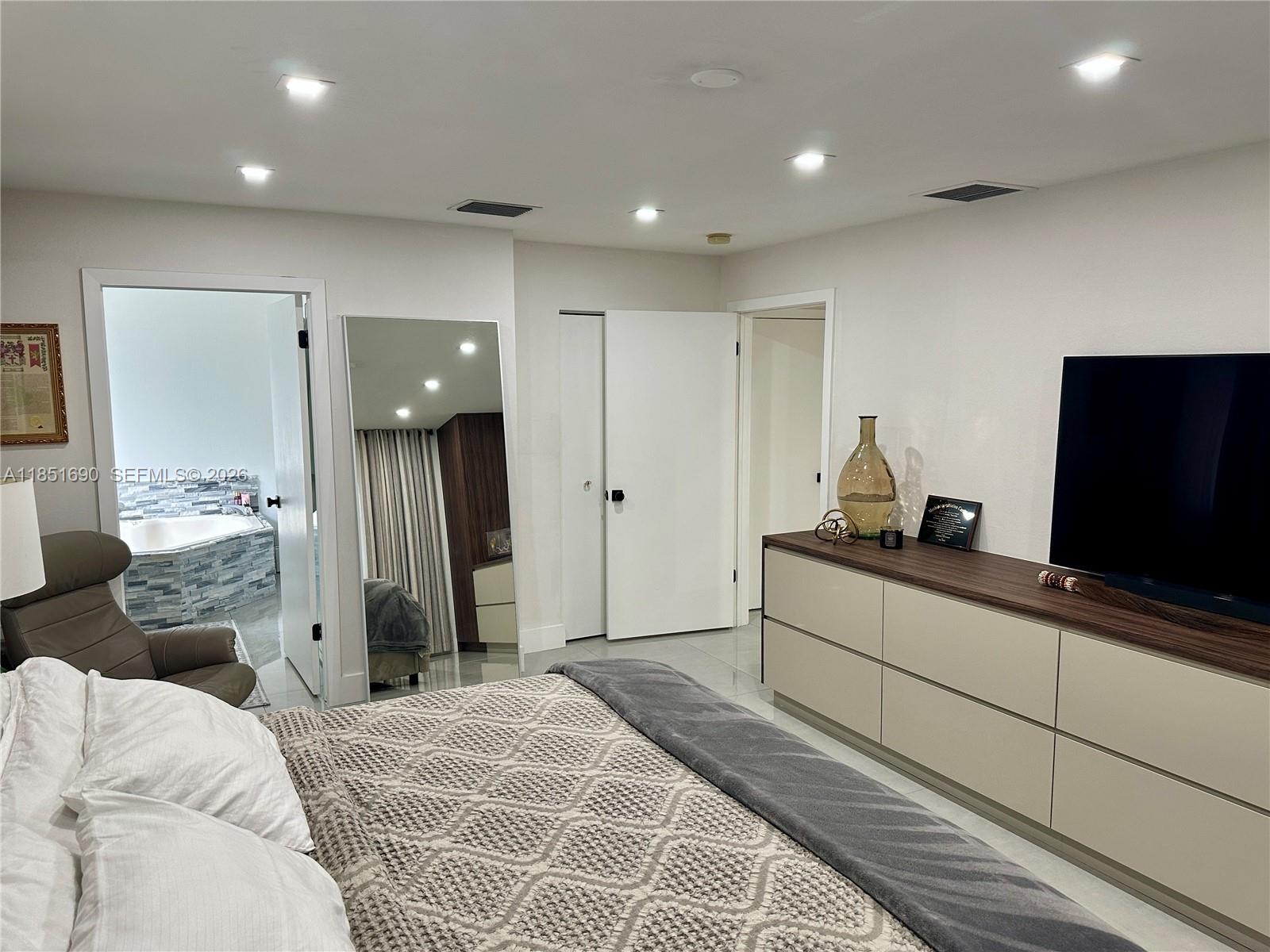 11 Northeast 151st Street Miami, FL 33162 - Photo 29 of 95 on main level