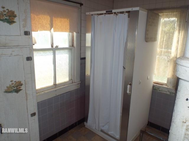 10905 South Massbach Road Elizabeth, IL 61028 - Photo 8 of 41 a bathroom with a glass shower door