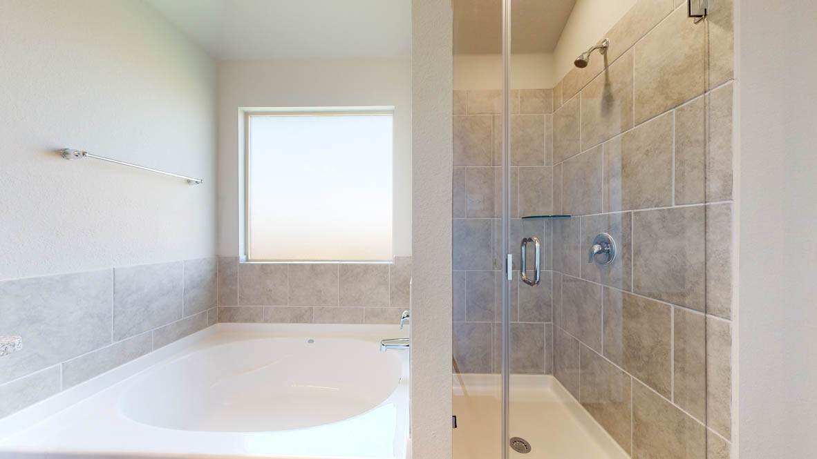 104 Kenzie Street Thorndale, TX 76577 - Photo 17 of 28 a bathroom with a bathtub