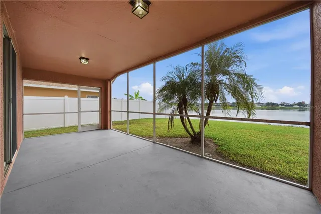 a view of a house with backyard and garden