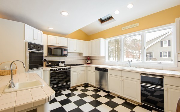 124 Warwick Road Melrose, MA 02176 - Photo 9 of 24 Gallery Image 9