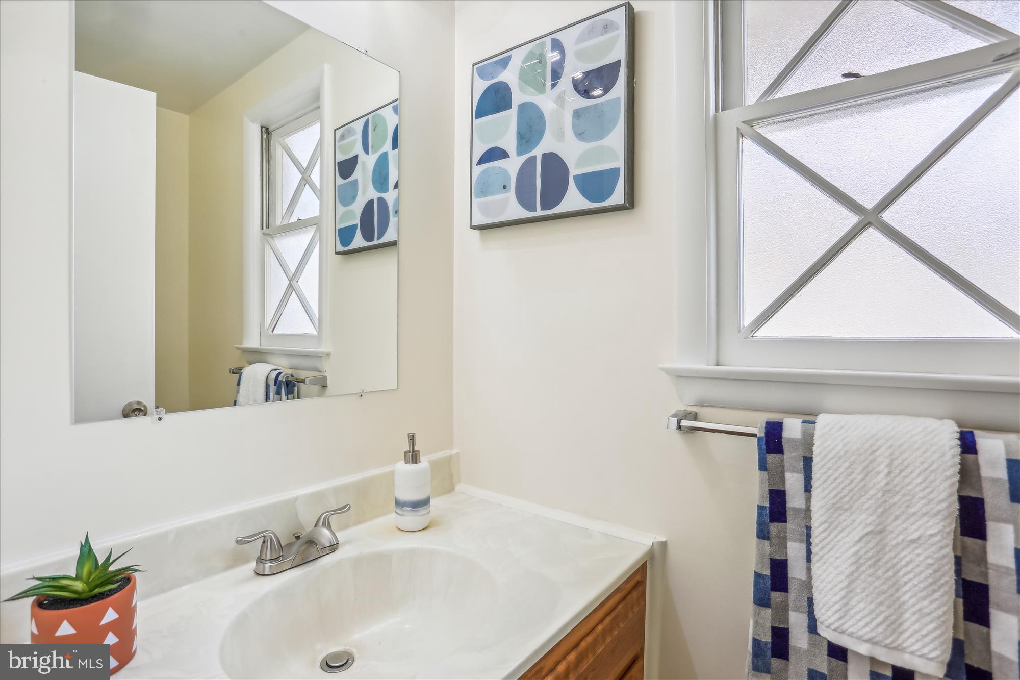 606 Lamberton Drive Silver Spring, MD 20902 - Photo 5 of 39 Powder Room