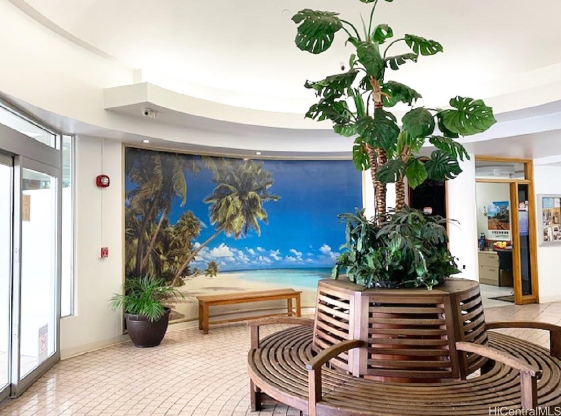 1920 Ala Moana Boulevard, Unit 2006 Honolulu, HI 96815 - Photo 5 of 7 a vase of flowers sitting on a dining table