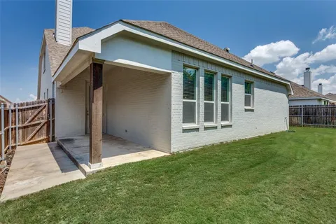 a view of a house with backyard and garden