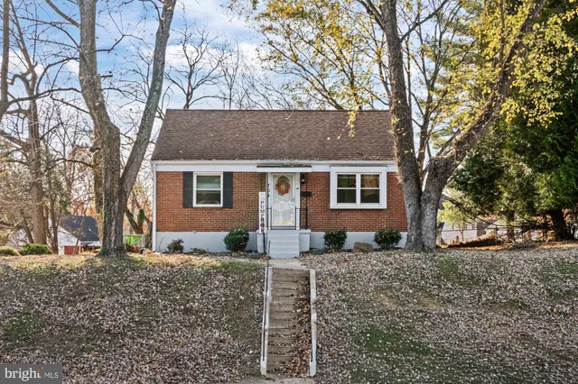 a view of house with a yard