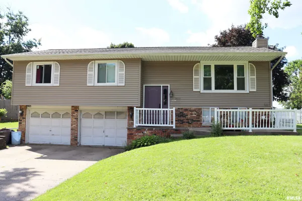 $215,000 | 1817 South Hopewood Lane, Peoria, IL 61607