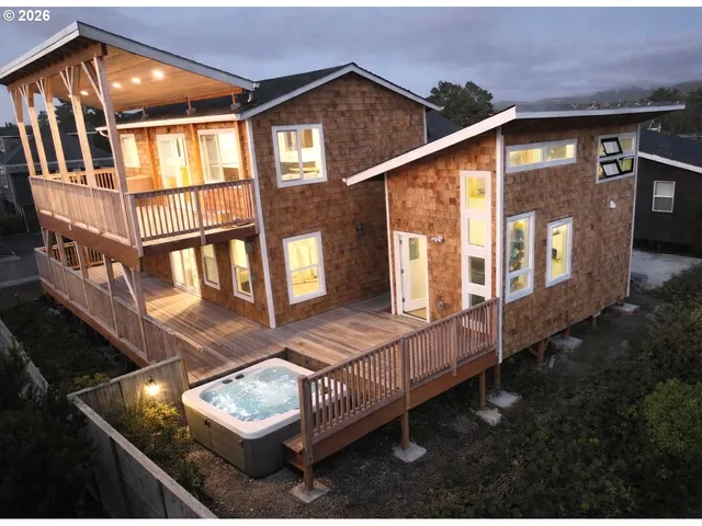 a view of an house with backyard