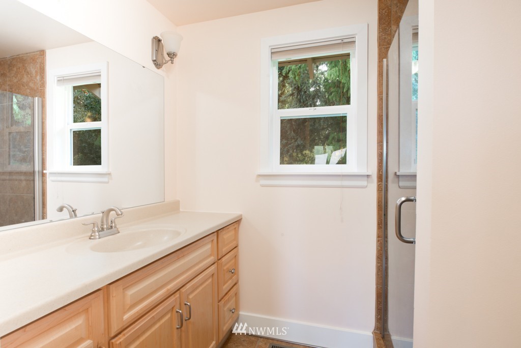8530 184th Street Southwest Edmonds, WA 98026 - Photo 12 of 22 Gallery Image 12