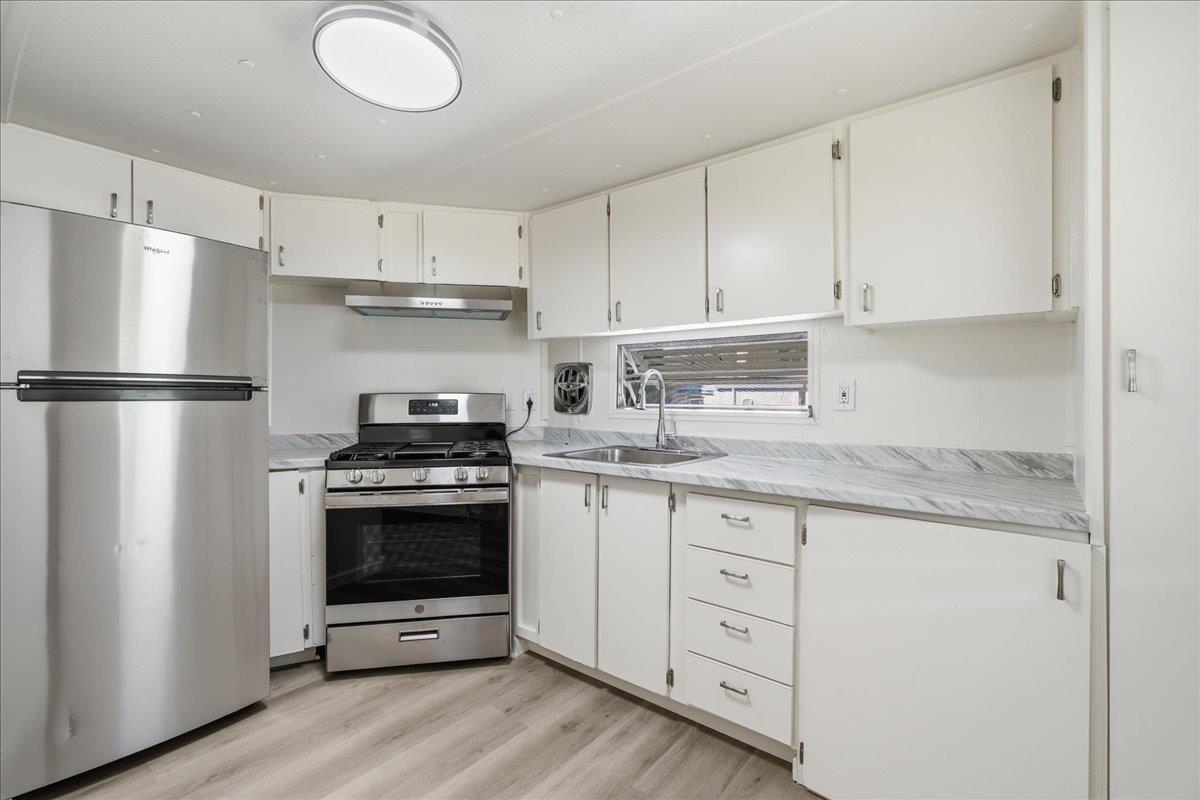 1525 Cold Springs Road, Unit 48 Placerville, CA 95667 - Photo 3 of 23 a kitchen with granite countertop a sink stove and refrigerator