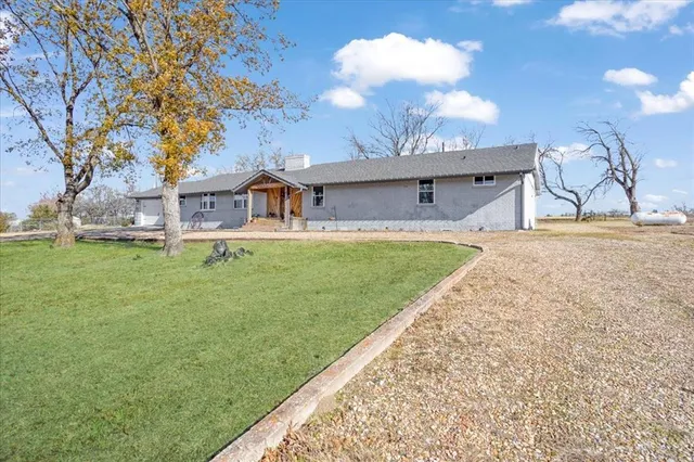a view of a house with backyard and porch