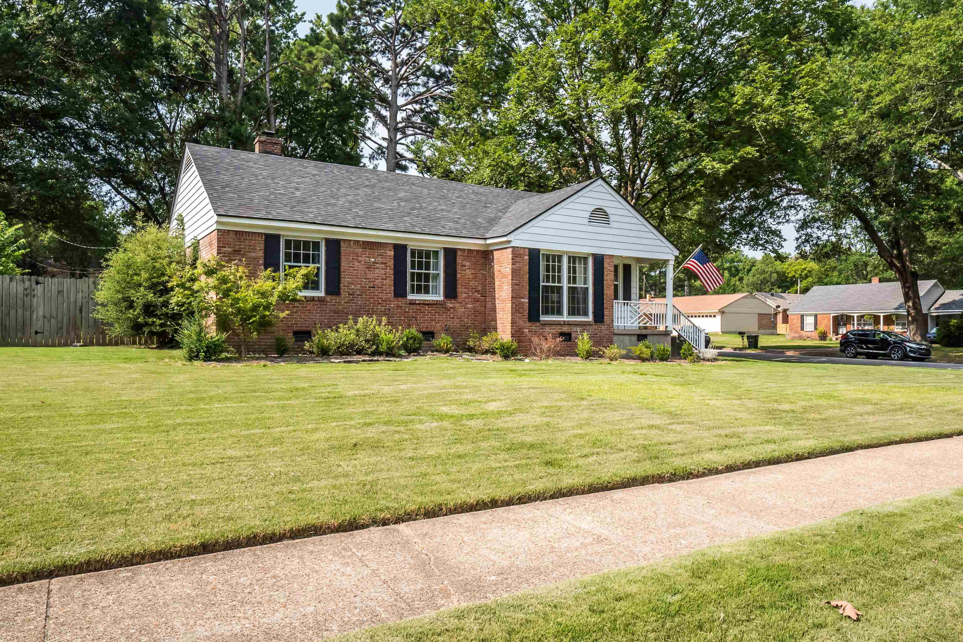 5313 Chickasaw Road Memphis, TN 38120 - Photo 2 of 32