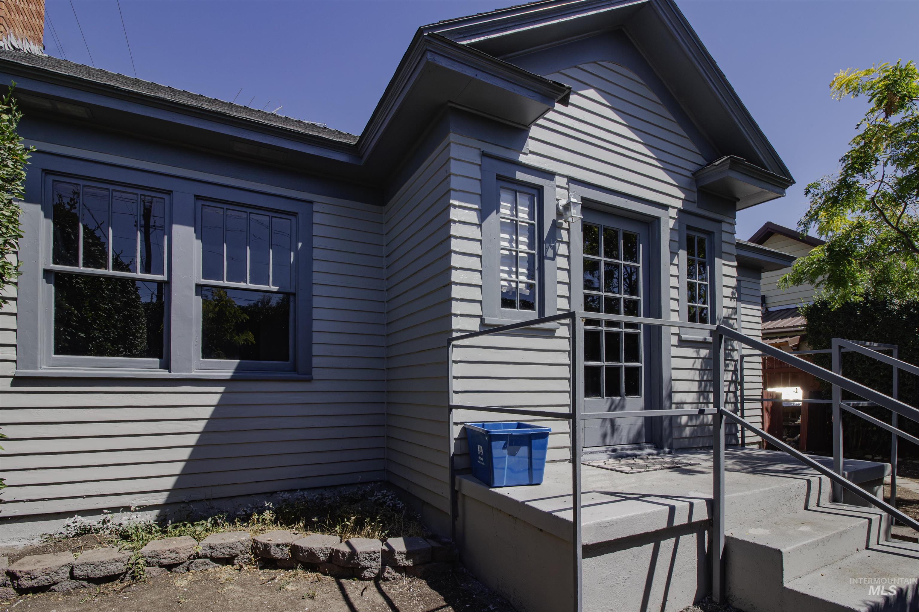 161 Southeast 5th Avenue Ontario, OR 97914 - Photo 2 of 41 View of side of home