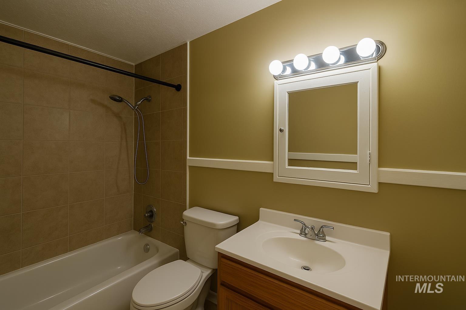 161 Southeast 5th Avenue Ontario, OR 97914 - Photo 9 of 41 Full bath with vanity, washtub / shower combination, and a textured ceiling