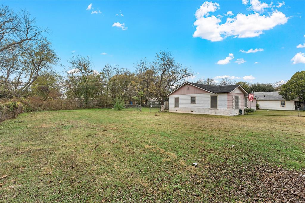 812 Hubert Street Waco, TX 76704 - Photo 21 of 22 a house view with a garden space