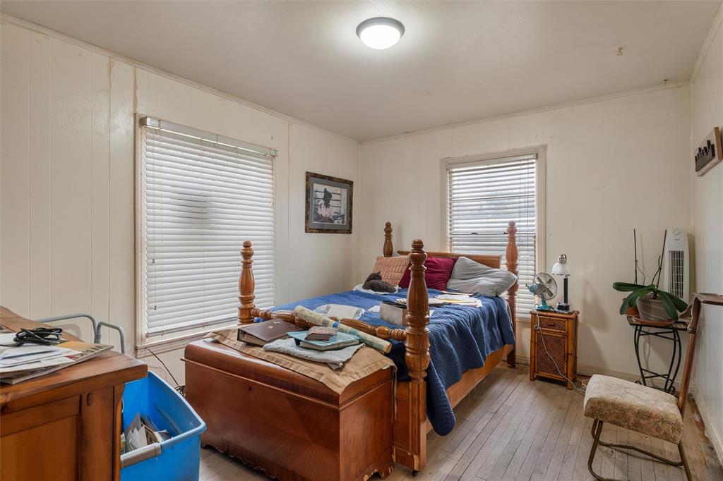 812 Hubert Street Waco, TX 76704 - Photo 7 of 22 a bedroom with a bed and a desk