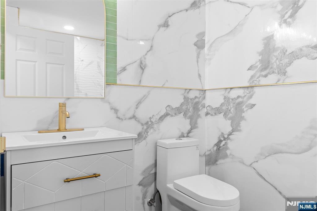 100 Old Palisade Road, Unit 3215 Fort Lee, NJ 07024 - Photo 27 of 43 a bathroom with a sink a toilet and shower