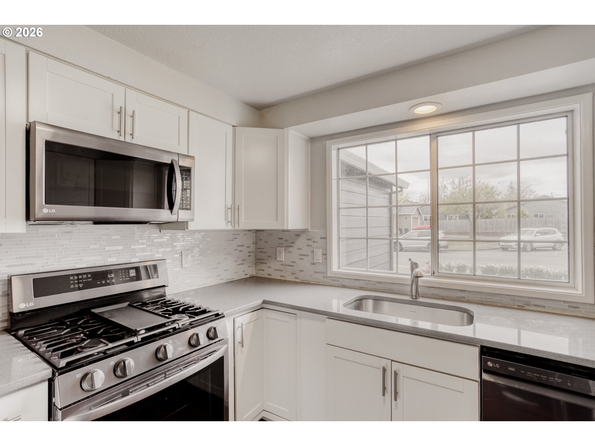 17337 Southwest Pacifica Court Beaverton, OR 97006 - Photo 10 of 26