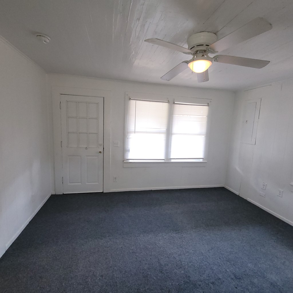 635 42nd Street Columbus, GA 31904 - Photo 10 of 14 an empty room with a window