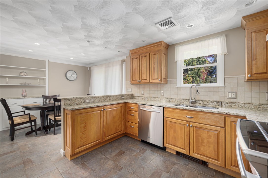 40 Quail Hollow Road Cranston, RI 02920 - Photo 3 of 37 Gallery Image 3