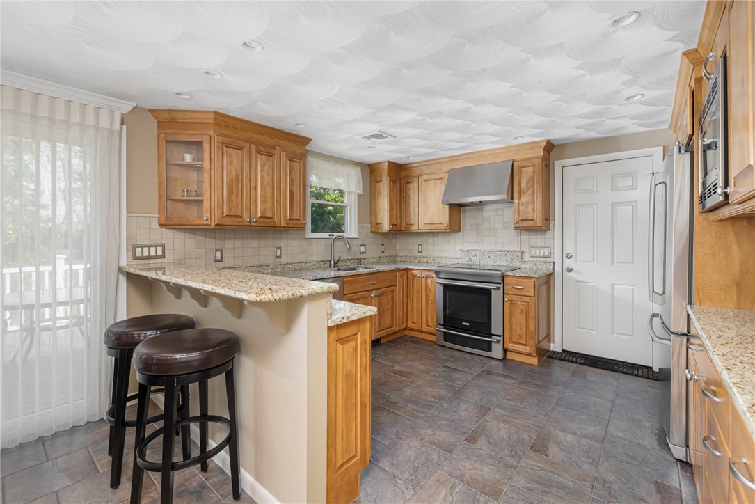 40 Quail Hollow Road Cranston, RI 02920 - Photo 5 of 37 Gallery Image 5