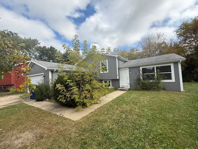 $2,800 | 1301 Lizabeth Lane, Waukegan, IL 60087