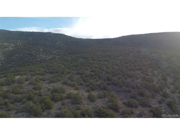 a black and white photo of a sky