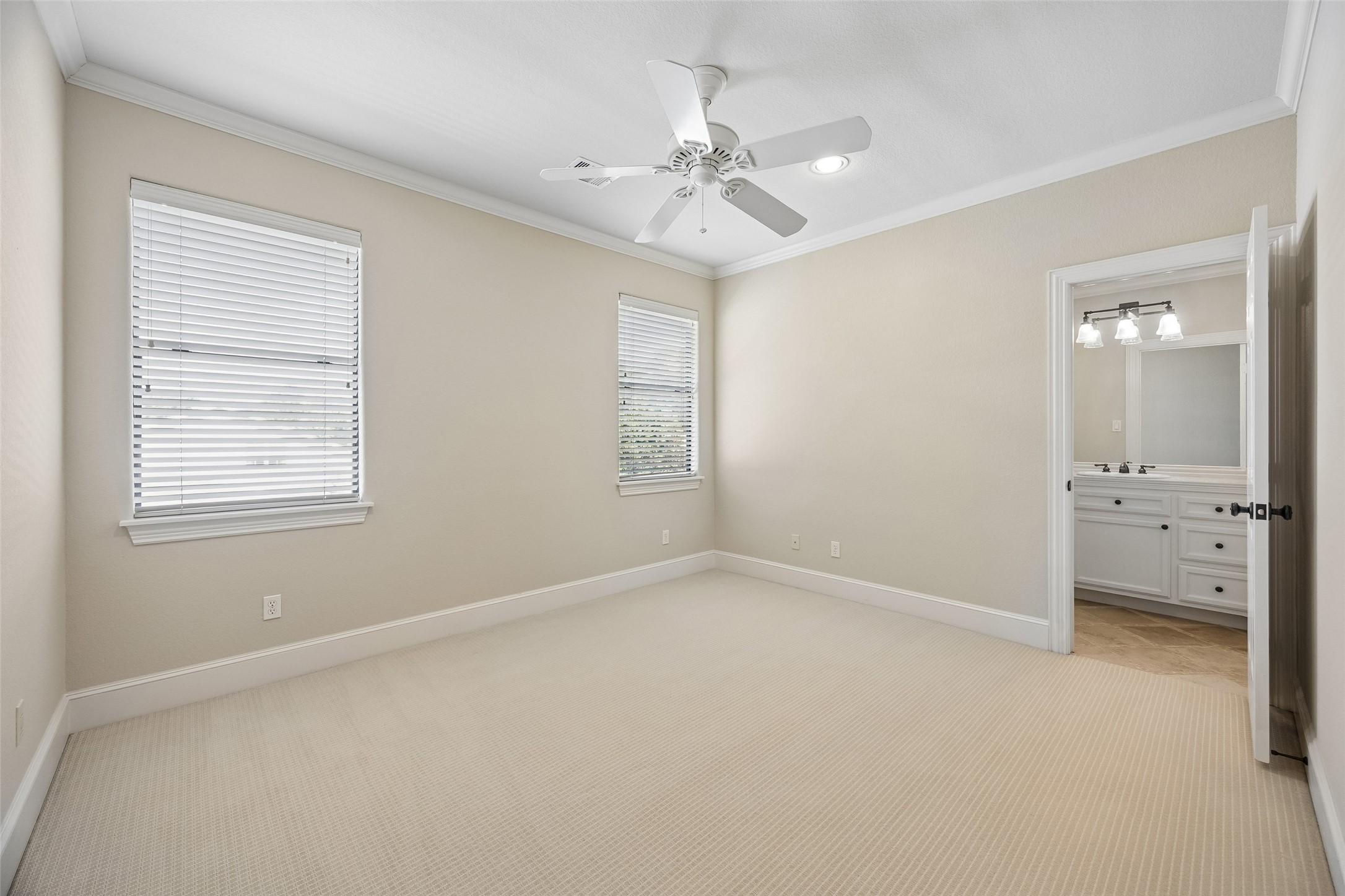 6261 Burgoyne Road Houston, TX 77057 - Photo 36 of 40 Secondary bedroom sharing a Hollywood bath.