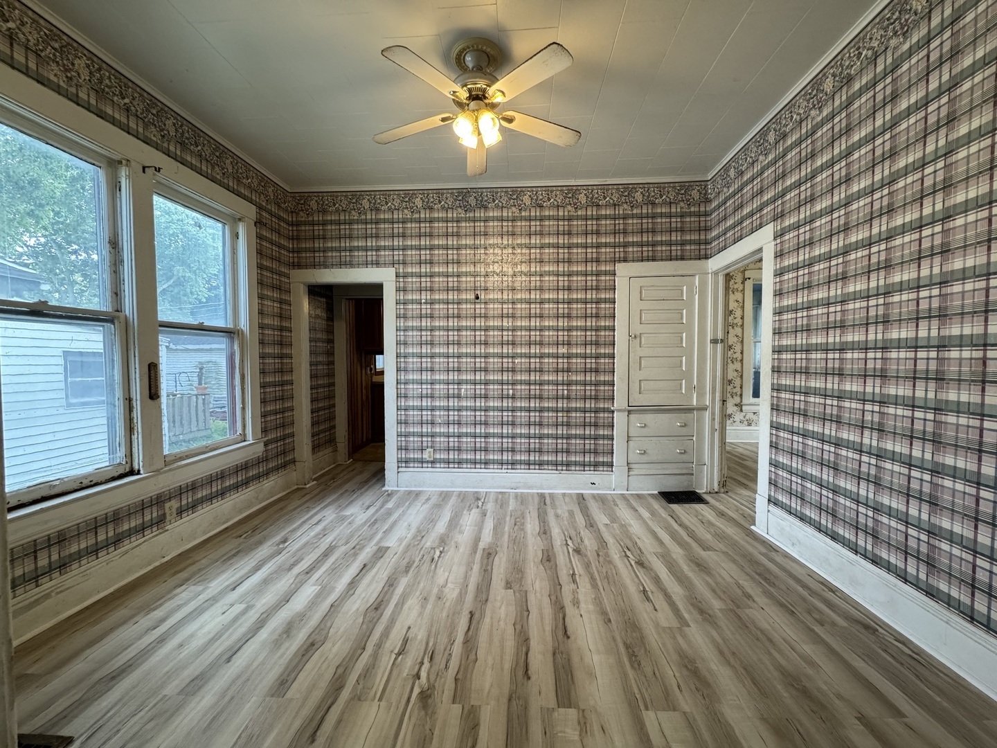 734 West Henry Street Pontiac, IL 61764 - Photo 6 of 17 a view of a livingroom with wooden floor and a ceiling fan